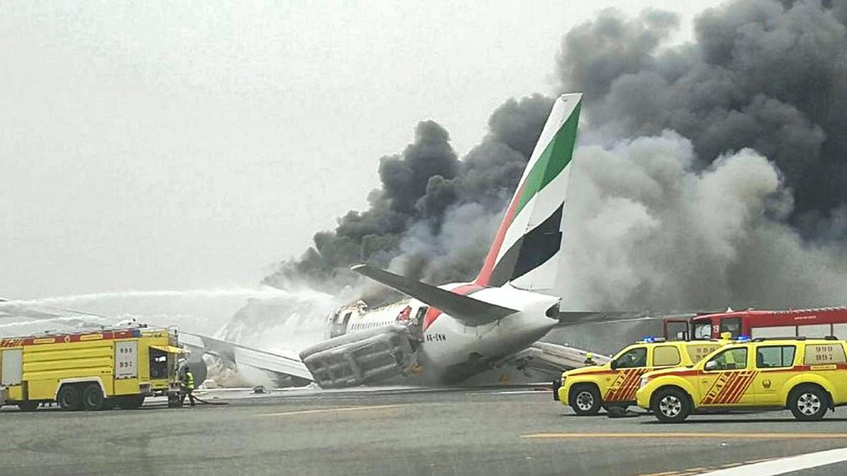 Investigators consult on findings from Emirates 777 crash